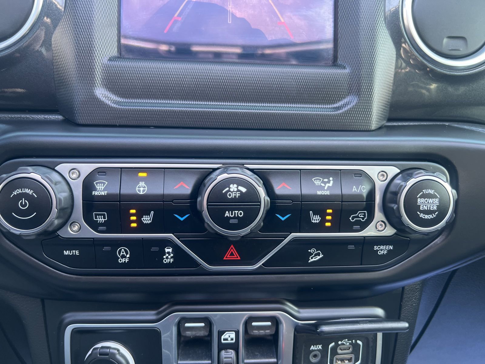 Used 2020 Jeep Wrangler Unlimited Sahara image 39