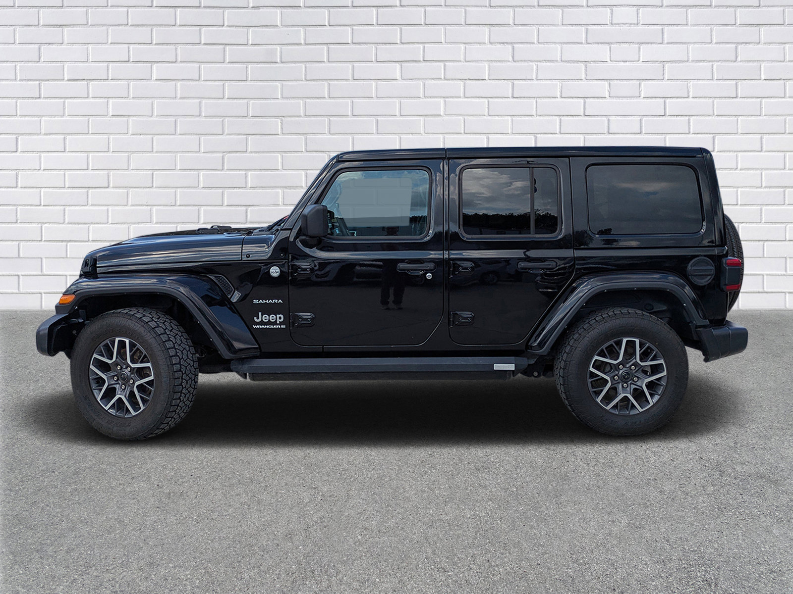 Used 2024 Jeep Wrangler Sahara image 2