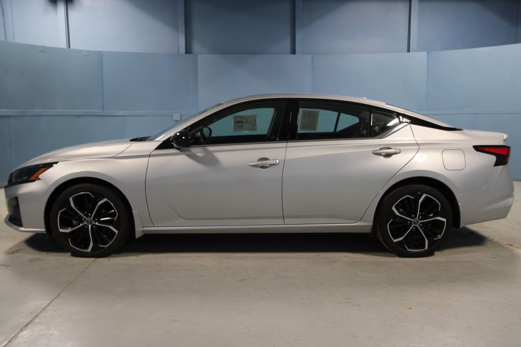Used 2023 Nissan Altima 2.5 SR w/ SR Premium Package image 27