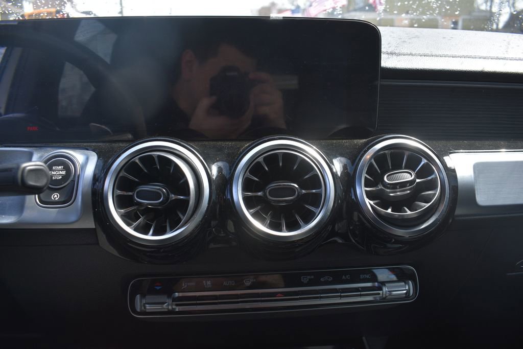 Used 2022 Mercedes-Benz GLB 35 AMG 4MATIC image 19