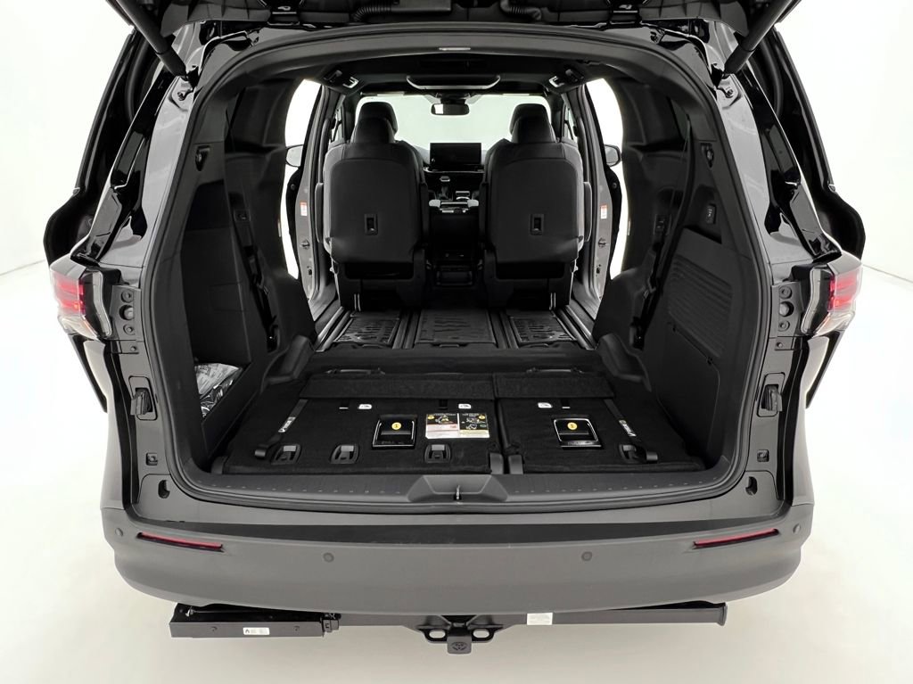 Used 2025 Toyota Sienna XLE Woodland Edition image 30