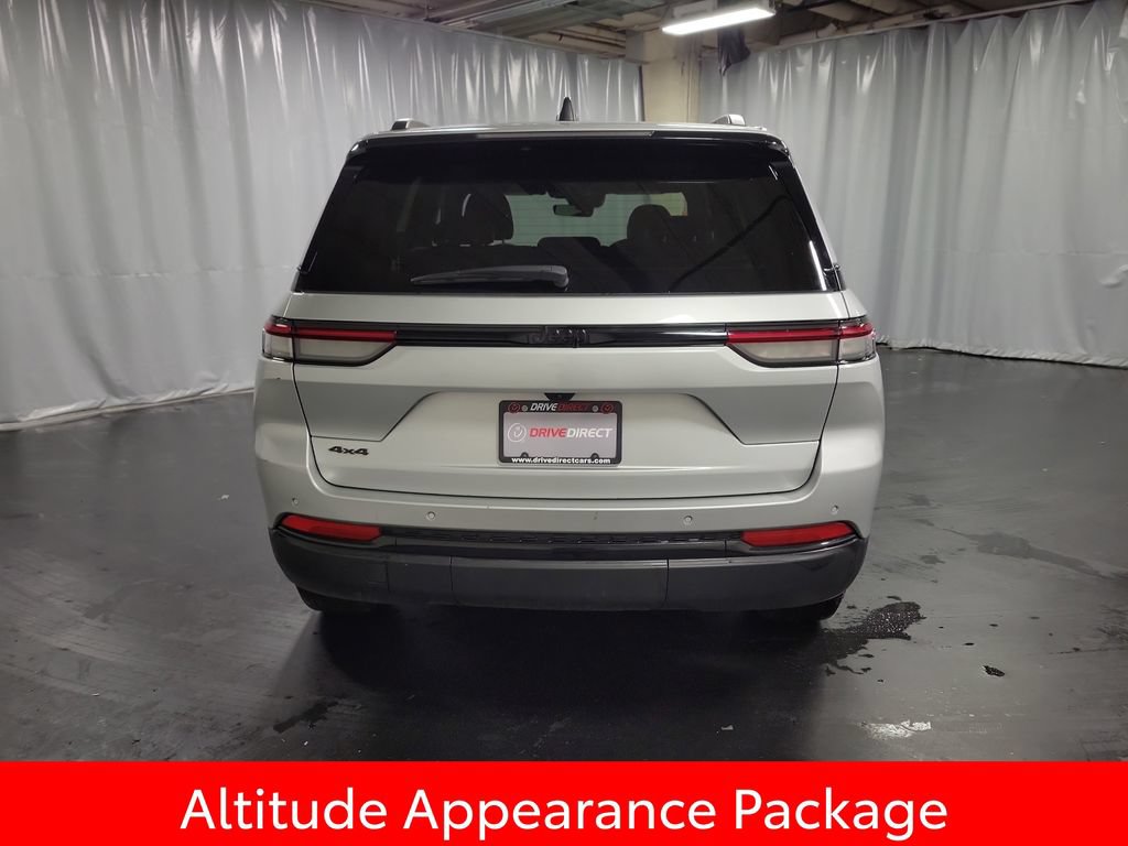 Used 2025 Jeep Grand Cherokee Altitude AWD/4WD image 7