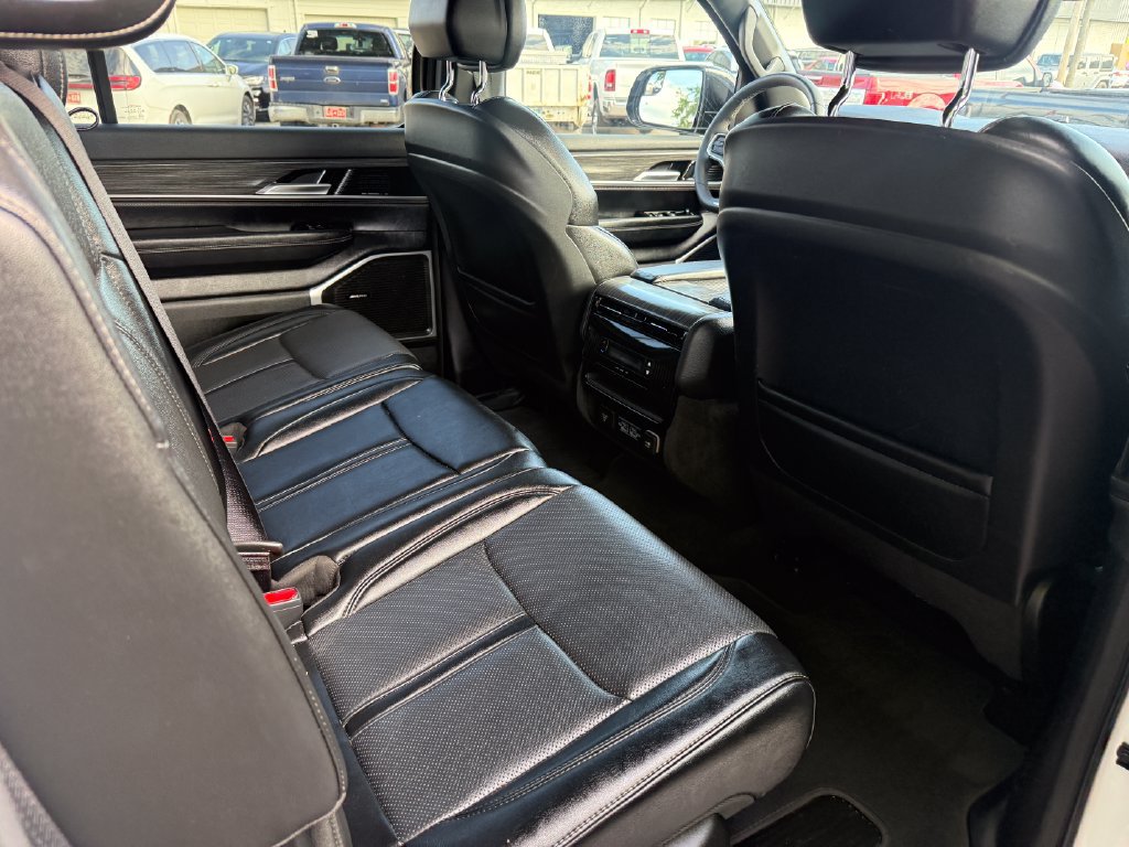 Used 2024 Jeep Wagoneer L Series II AWD/4WD image 18