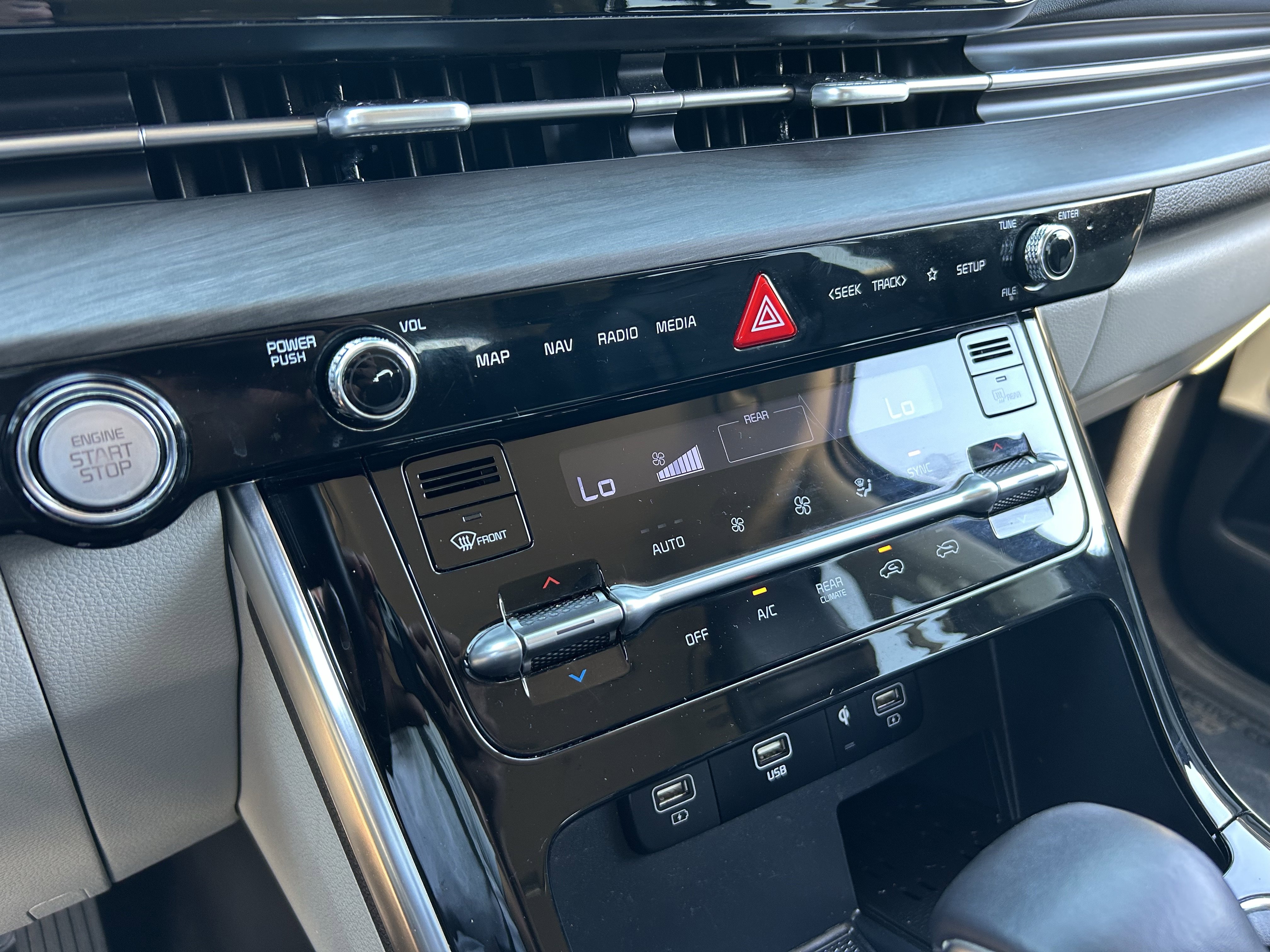 Used 2024 Kia Carnival EX image 28