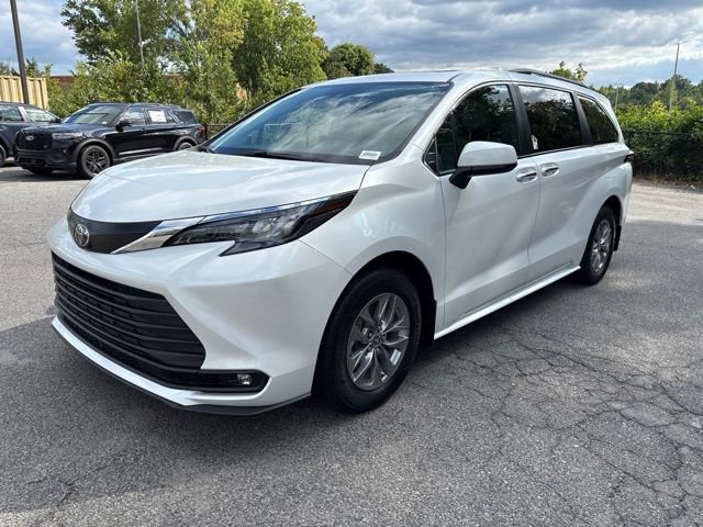 Used 2026 Toyota Sienna XLE FWD image 3