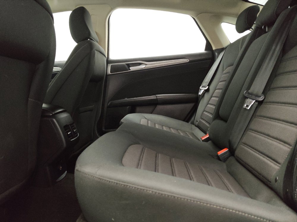 Used 2020 Ford Fusion SE FWD image 18