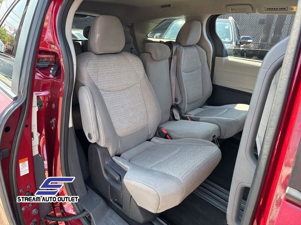 Used 2022 Toyota Sienna LE image 18