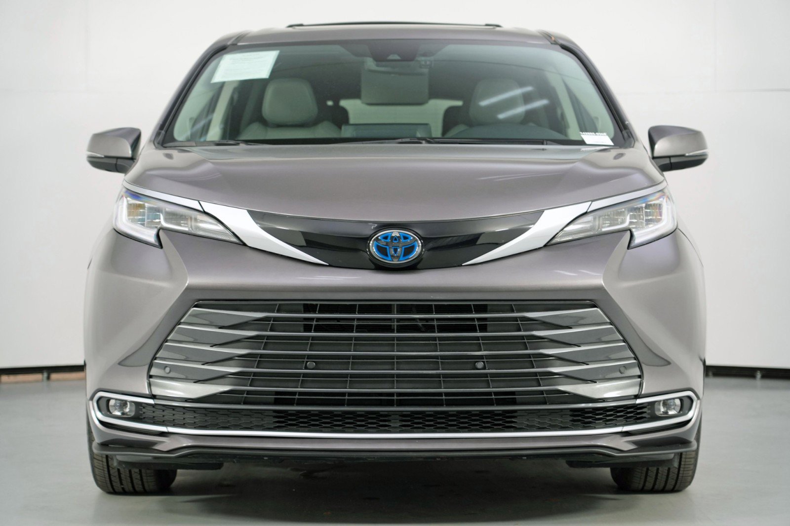 Used 2024 Toyota Sienna Limited image 7