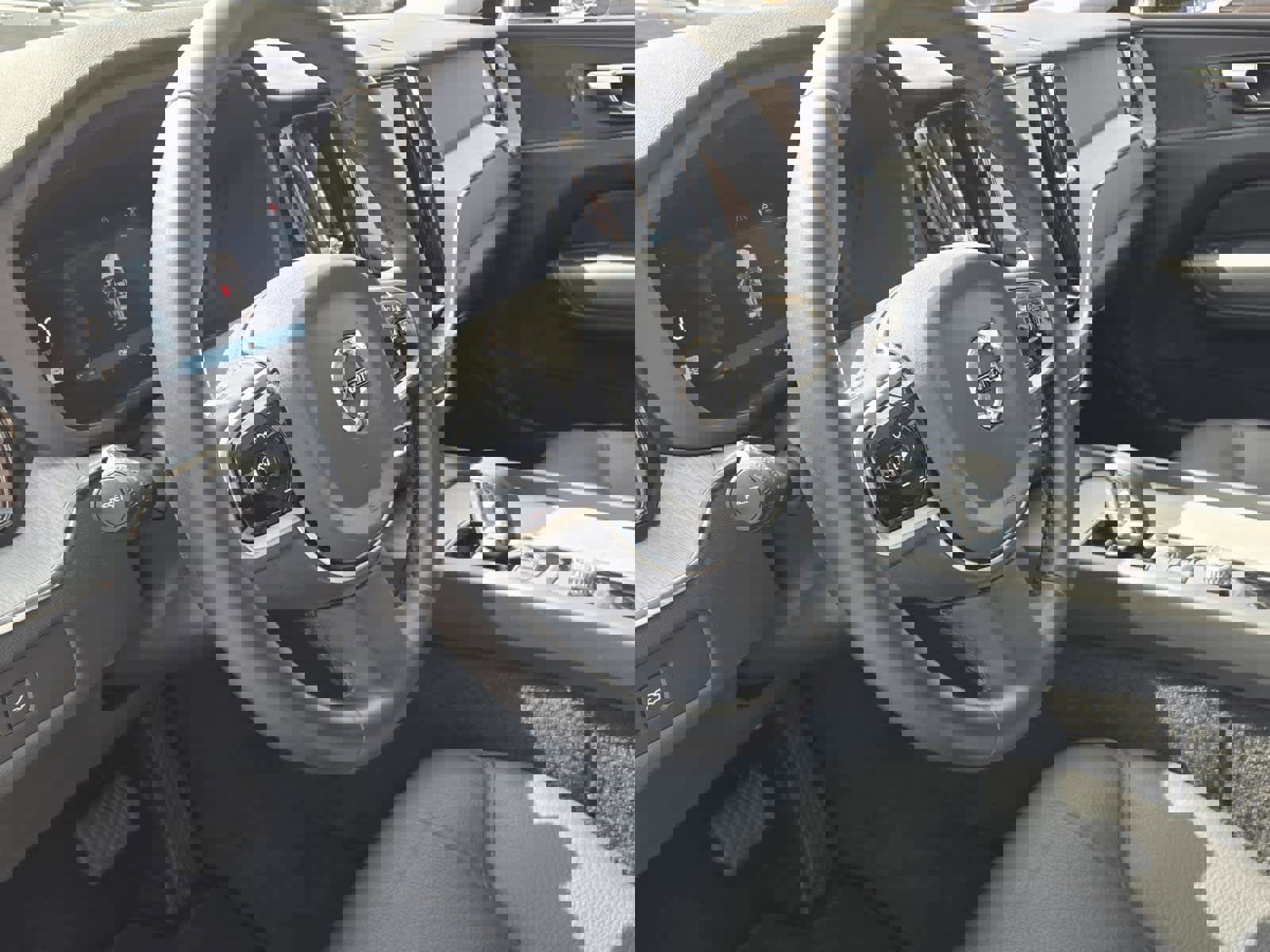 Used 2025 Volvo XC60 B5 Plus image 24