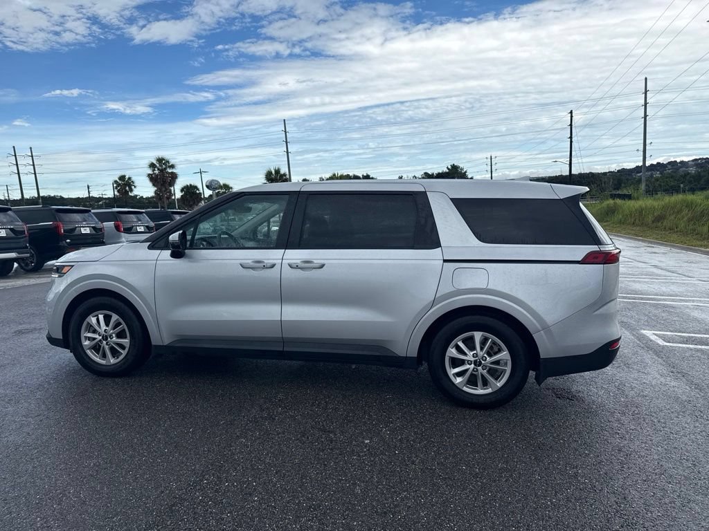 Used 2023 Kia Carnival LX FWD image 4