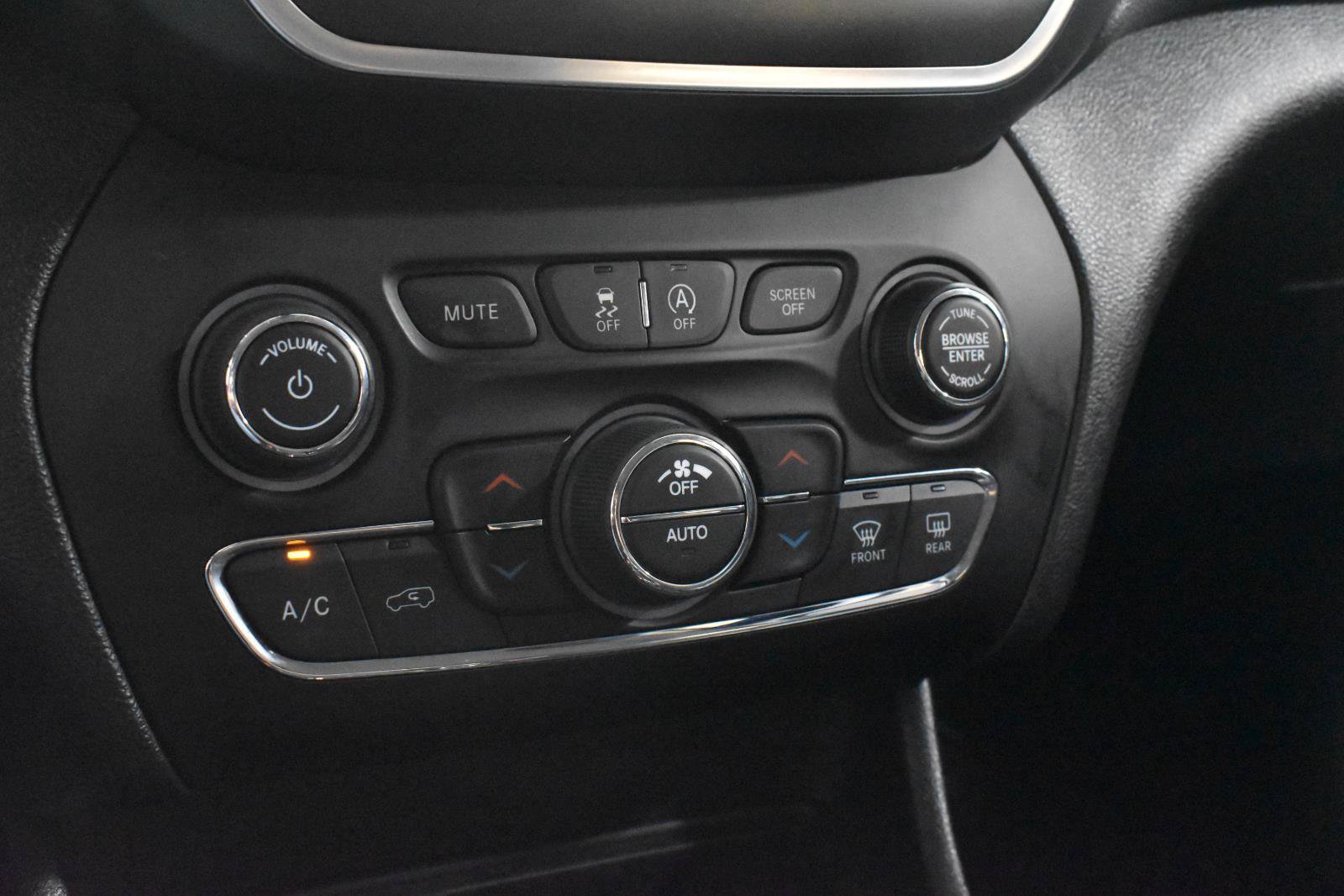 Used 2020 Jeep Cherokee Trailhawk w/ Cold Weather Group AWD/4WD image 18