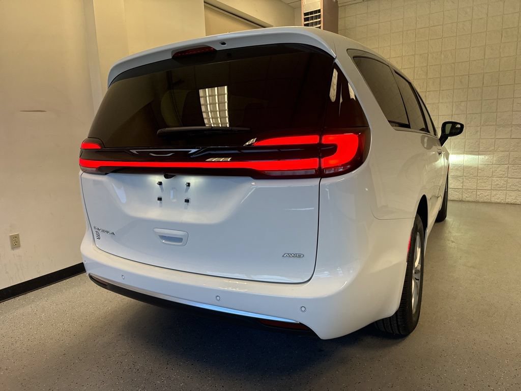 New 2027 Chrysler Pacifica Select AWD/4WD image 19