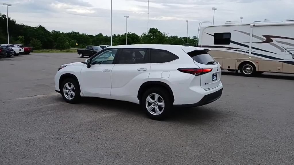 Used 2024 Toyota Highlander LE FWD image 6