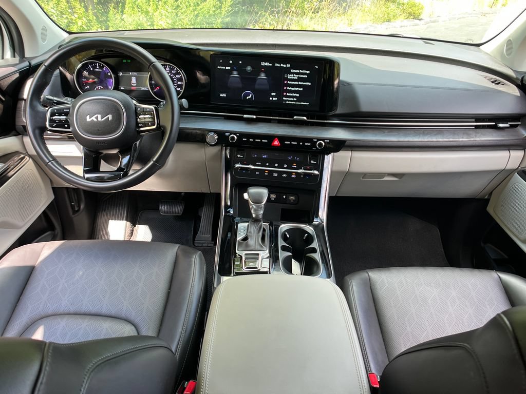 Used 2024 Kia Carnival EX FWD image 13