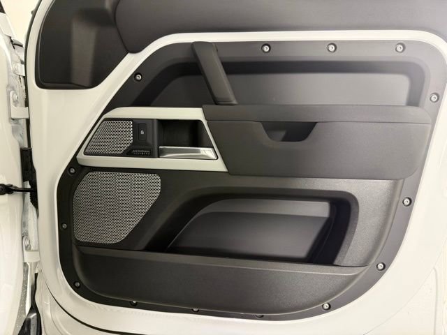 Used 2023 Land Rover Defender 130 SE image 29