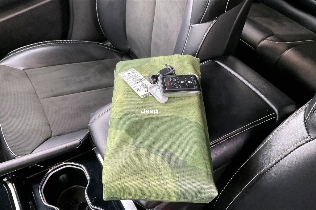 Used 2023 Jeep Grand Cherokee Altitude image 32