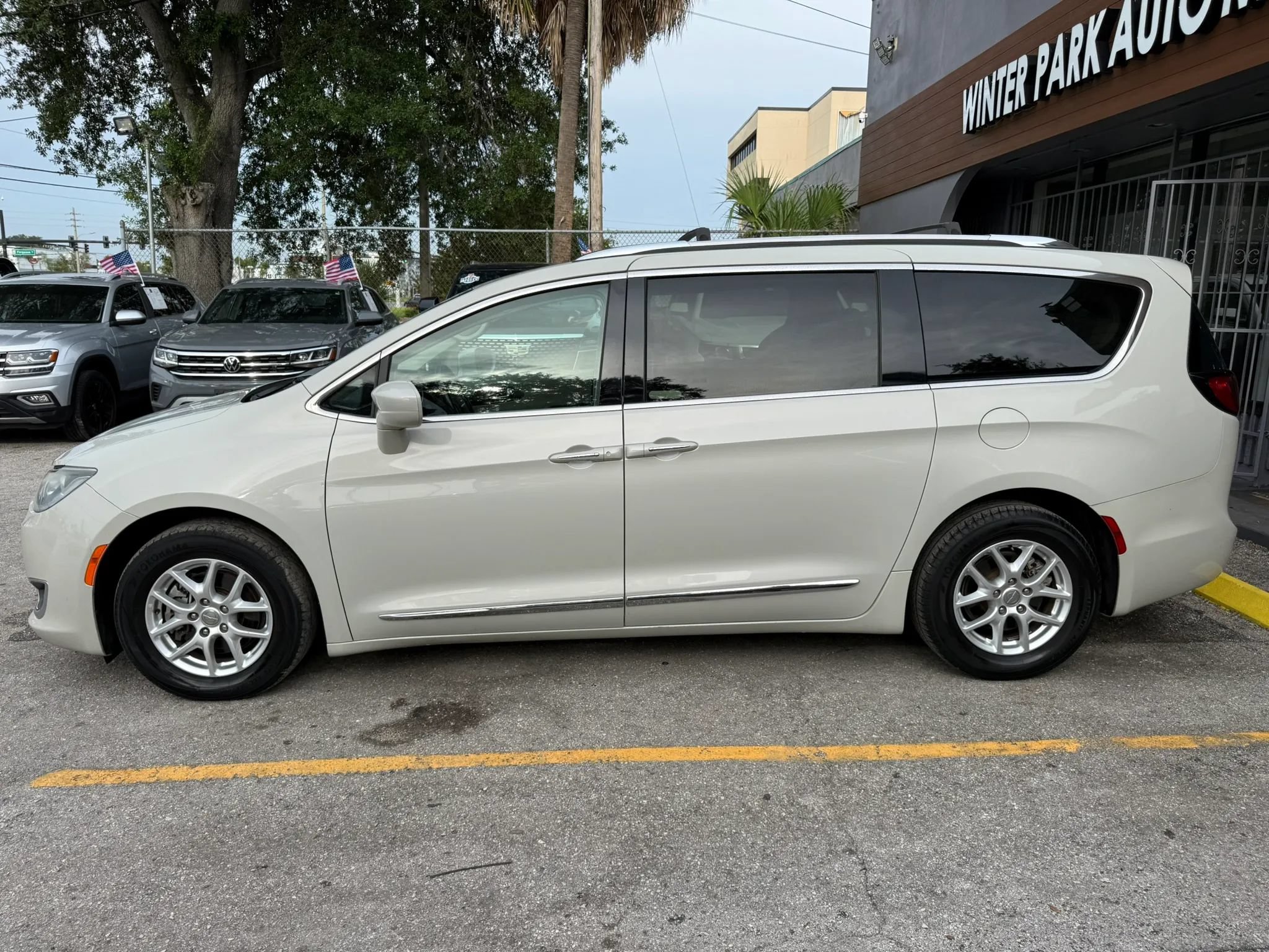 Used 2020 Chrysler Pacifica Touring-L FWD image 4