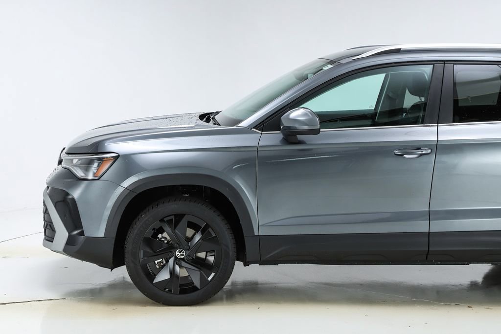 New 2026 Volkswagen Taos SE image 3