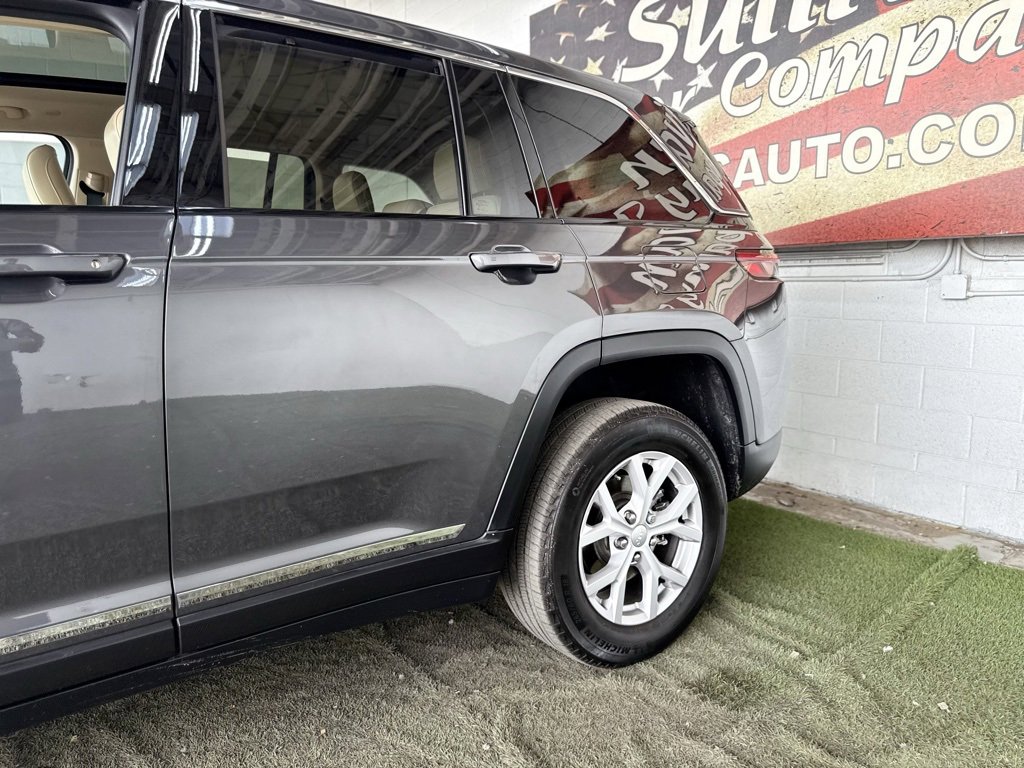 Used 2022 Jeep Grand Cherokee Limited w/ Luxury Tech Group II image 2