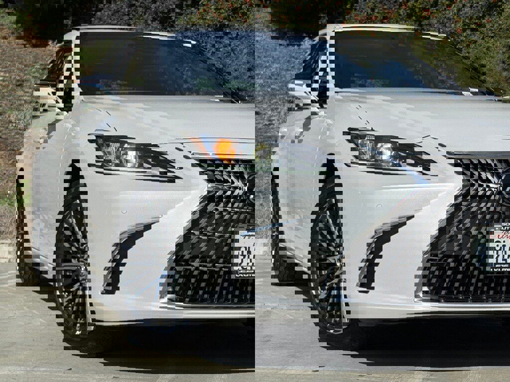 Certified 2025 Lexus ES 300h w/ Premium Package image 7