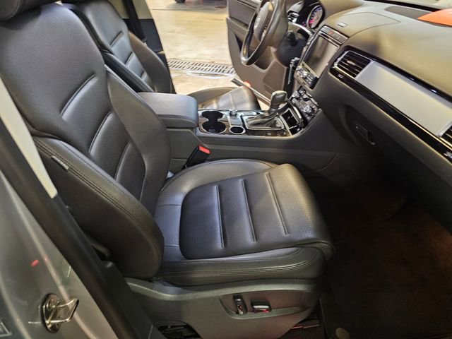 Used 2017 Volkswagen Touareg Sport AWD/4WD image 6