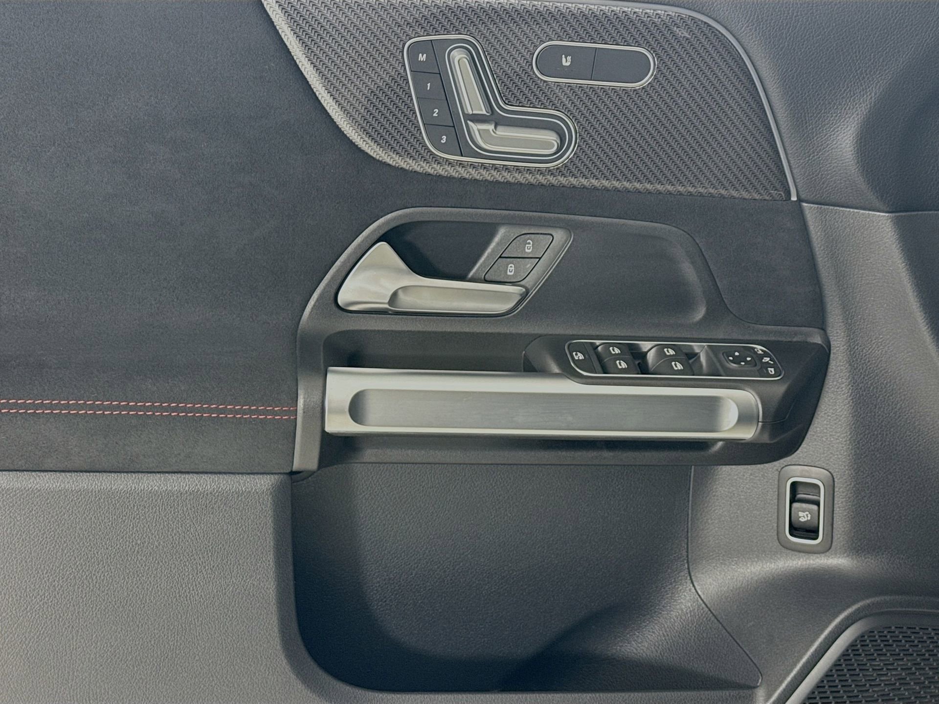 Used 2025 Mercedes-Benz GLB 250 image 18