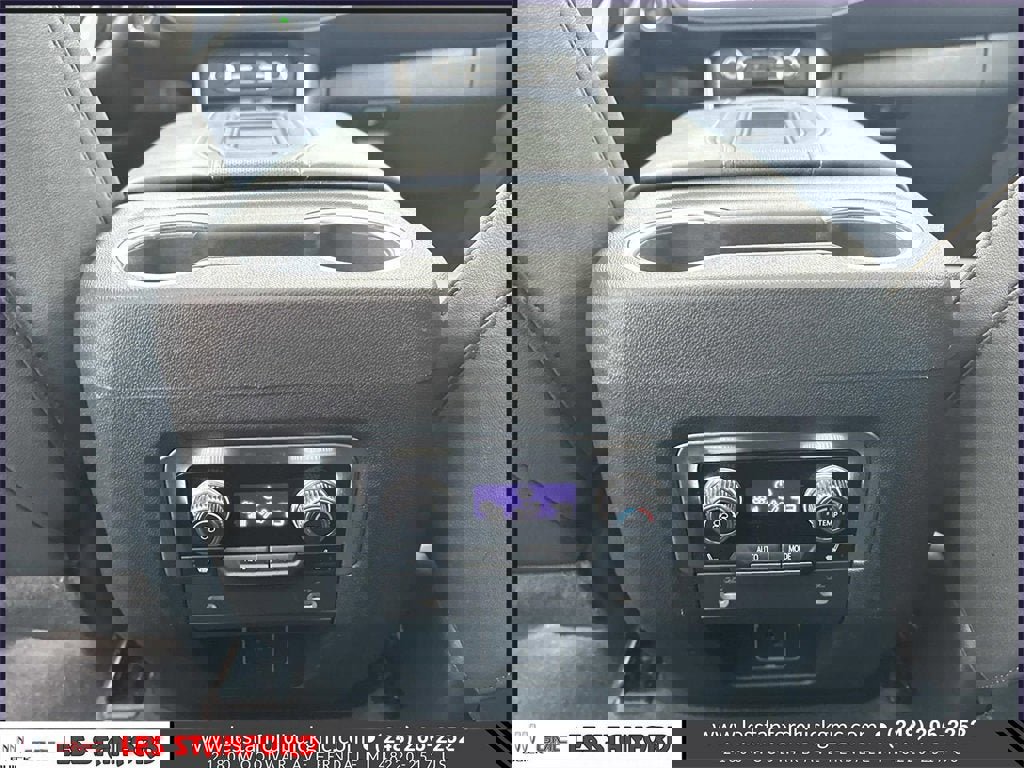 Used 2024 GMC Yukon XL SLT w/ SLT Premium Package image 17