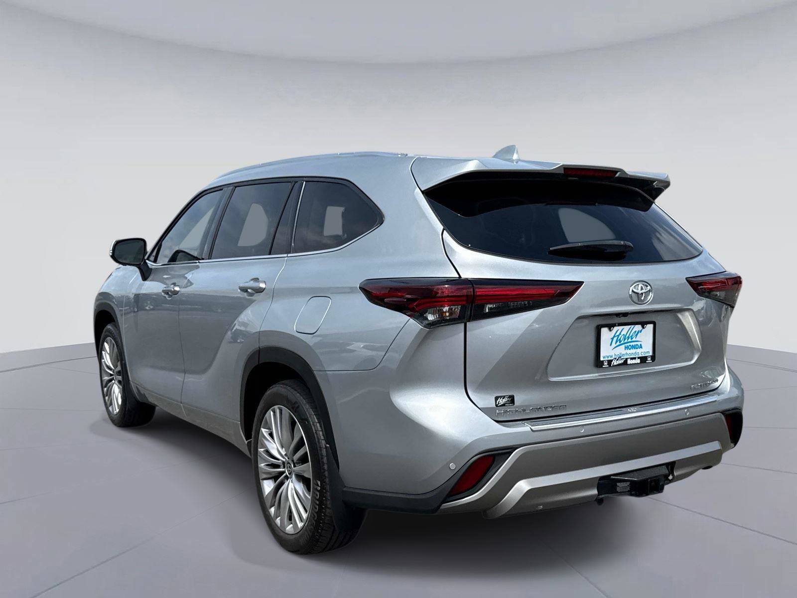 Used 2024 Toyota Highlander Platinum FWD image 6