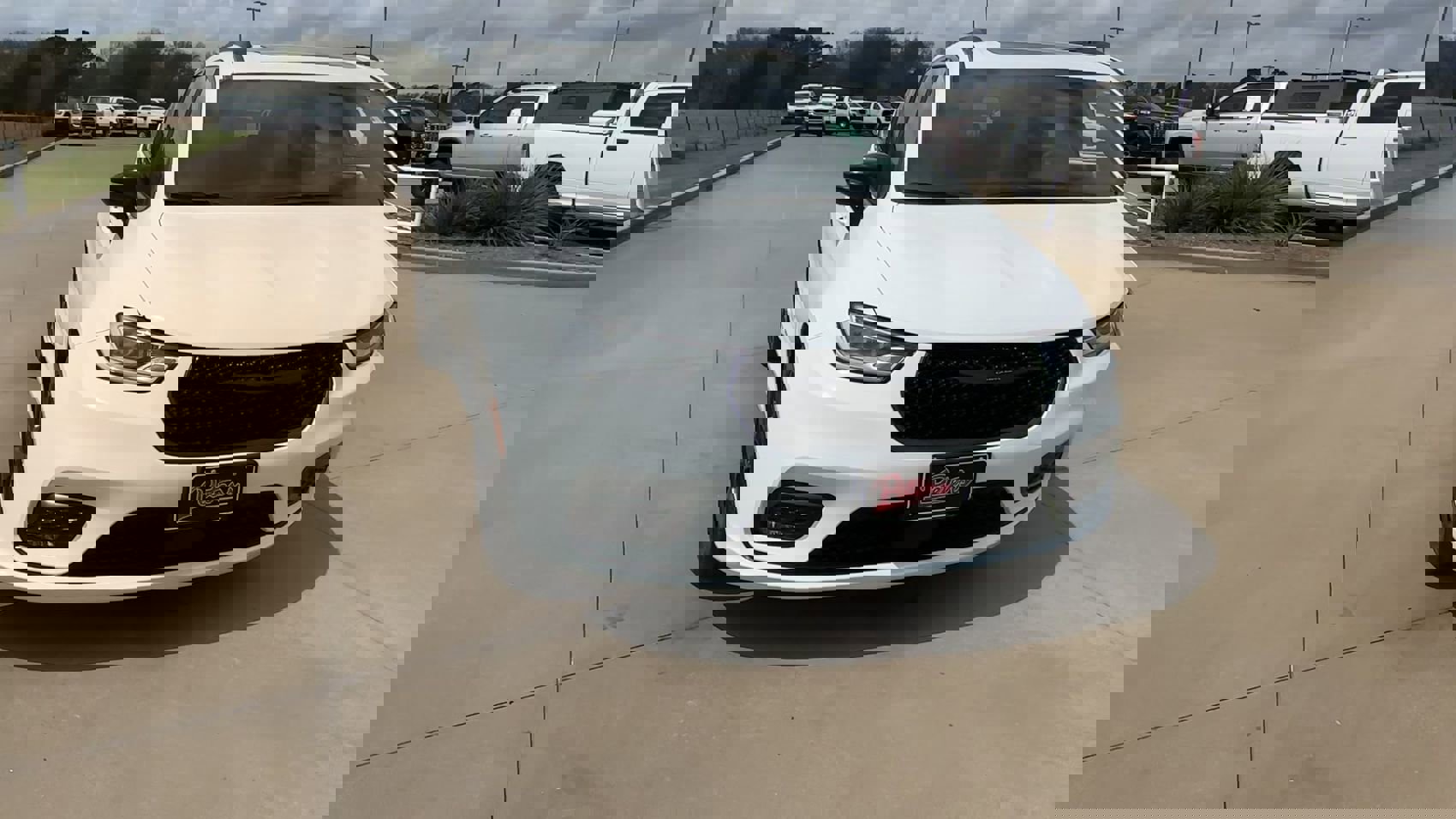 Used 2025 Chrysler Pacifica Limited image 3