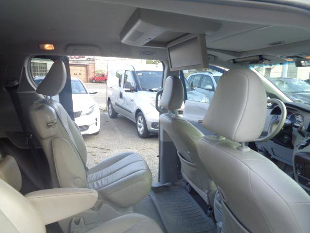 Used 2012 Toyota Sienna XLE image 26