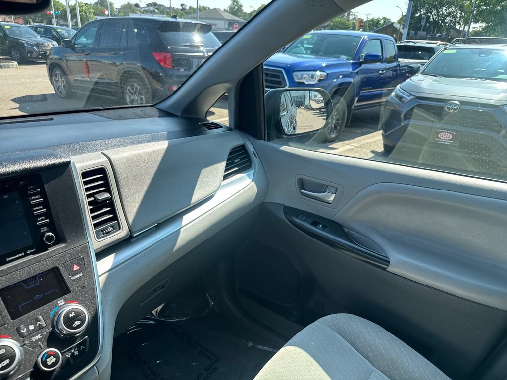 Used 2018 Toyota Sienna LE AWD/4WD image 28
