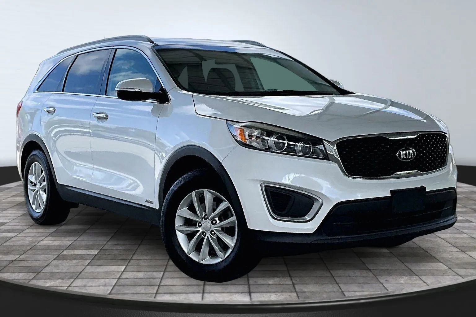 Used 2017 Kia Sorento LX image 3