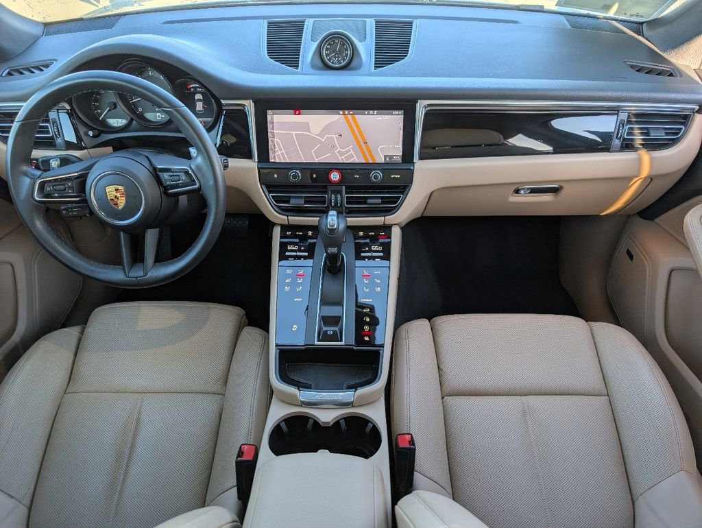 Certified 2022 Porsche Macan image 6