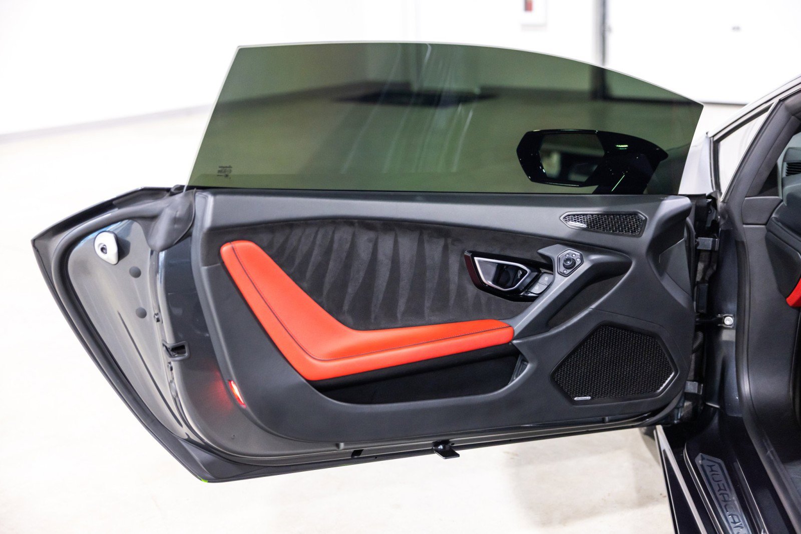 Used 2021 Lamborghini Huracan EVO RWD image 28