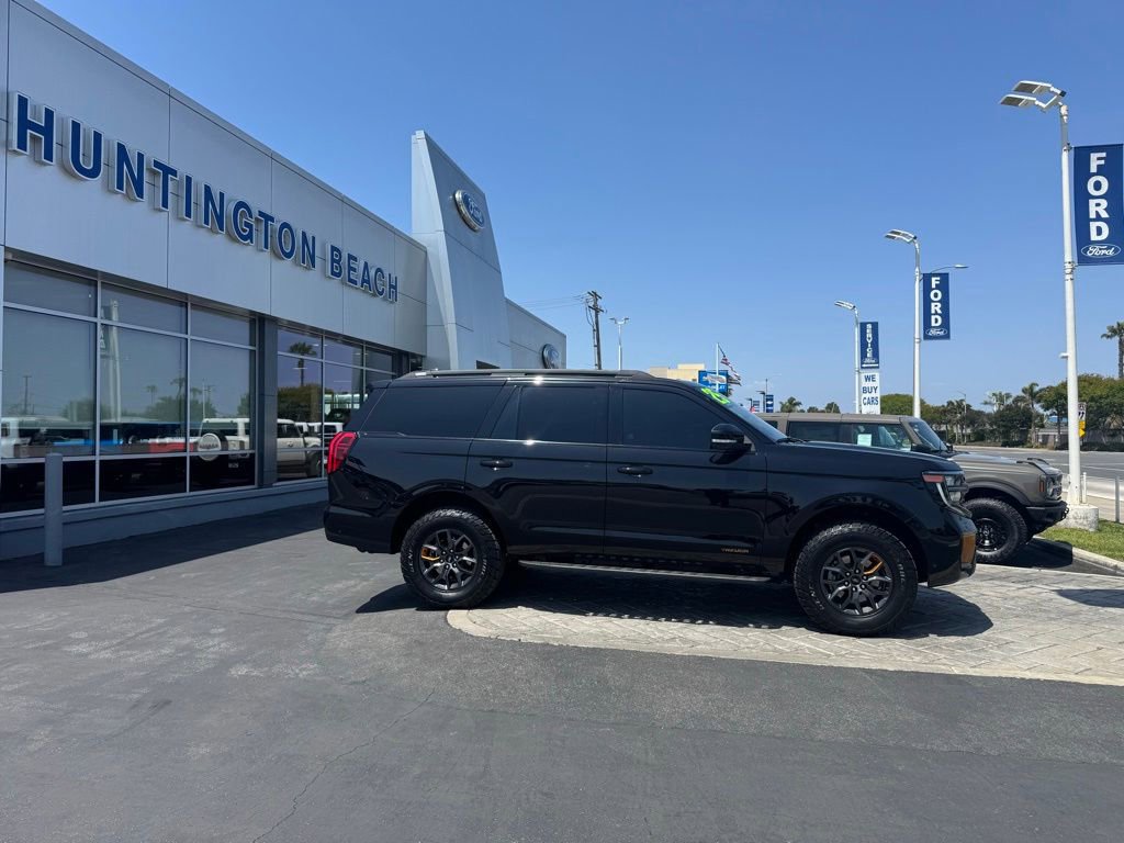 Used 2025 Ford Expedition Tremor AWD/4WD image 3