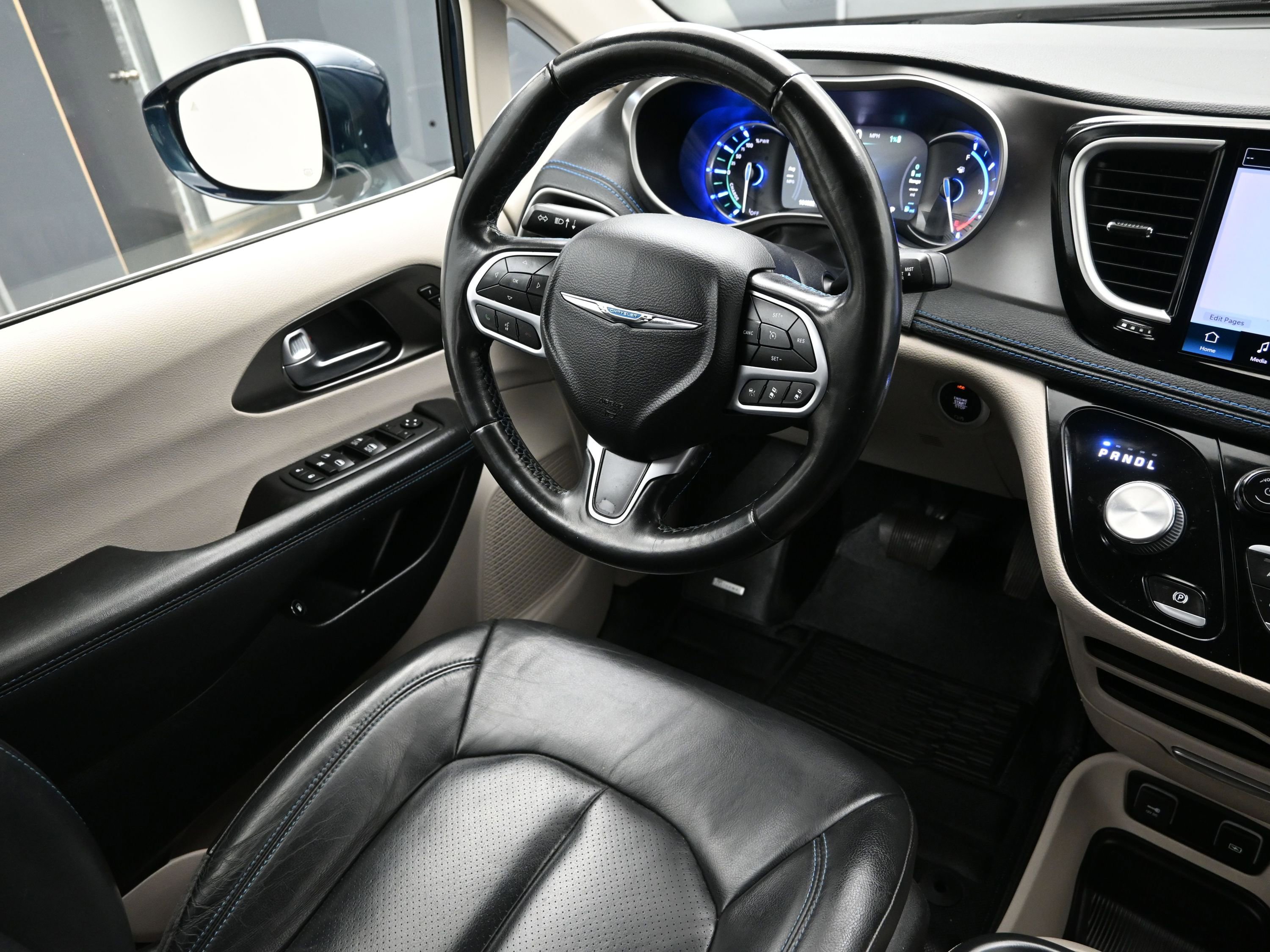 Used 2021 Chrysler Pacifica Touring-L image 23