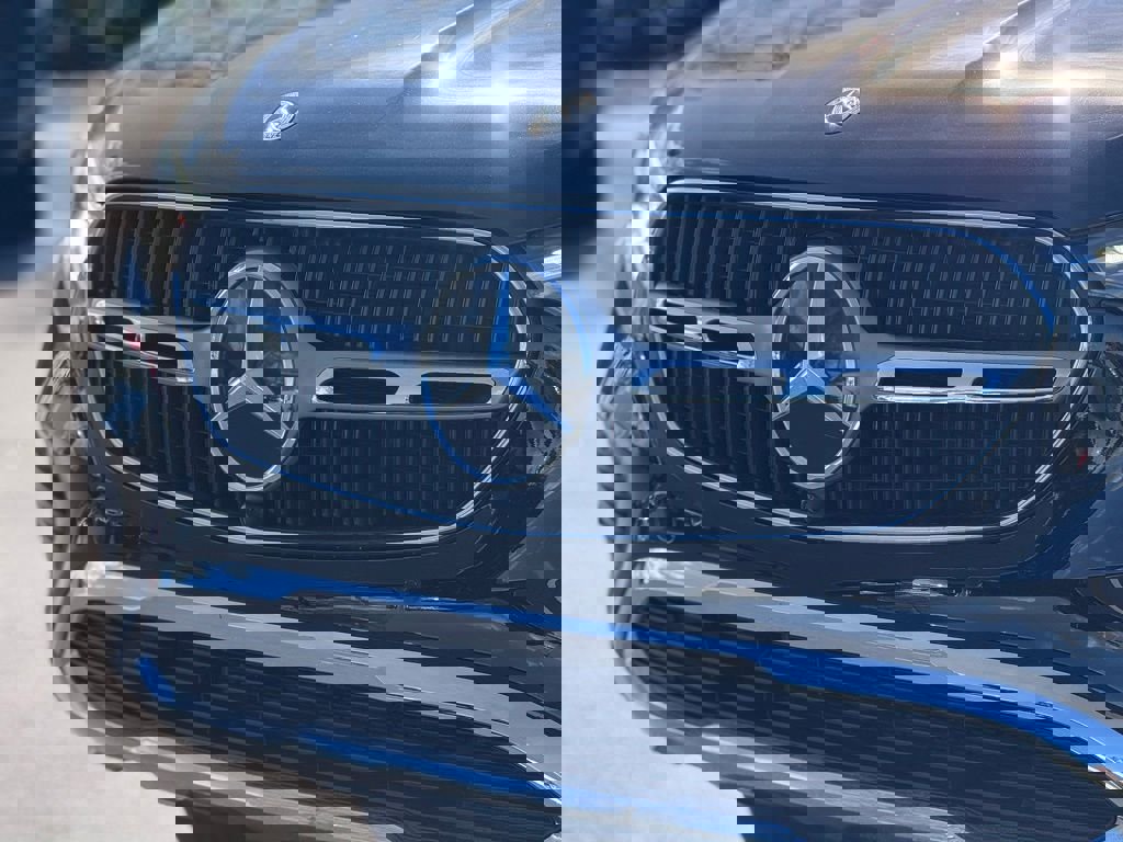 Used 2025 Mercedes-Benz GLC 300 4MATIC image 11