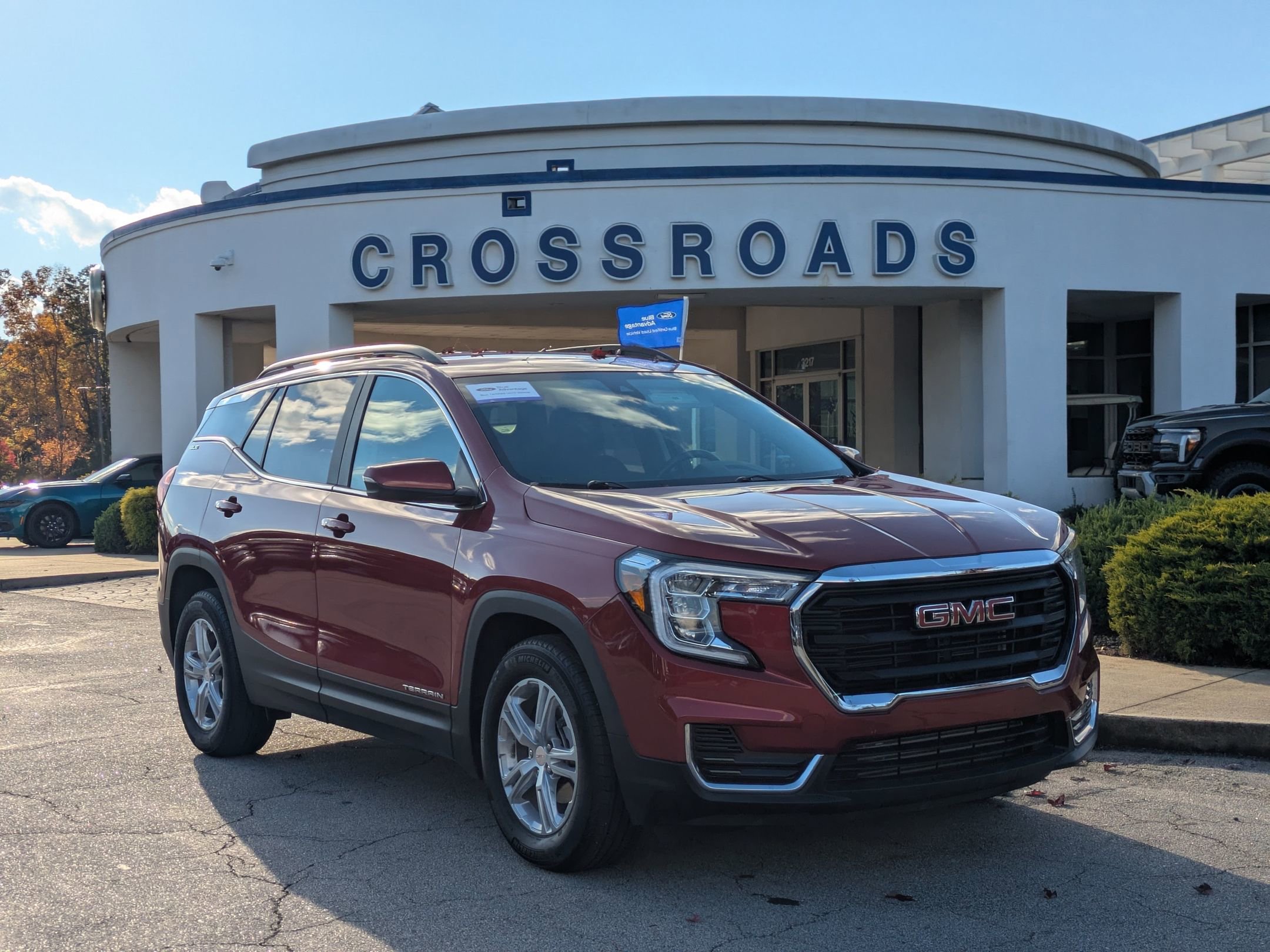 Used 2023 GMC Terrain SLE w/ Driver Convenience Package image 1