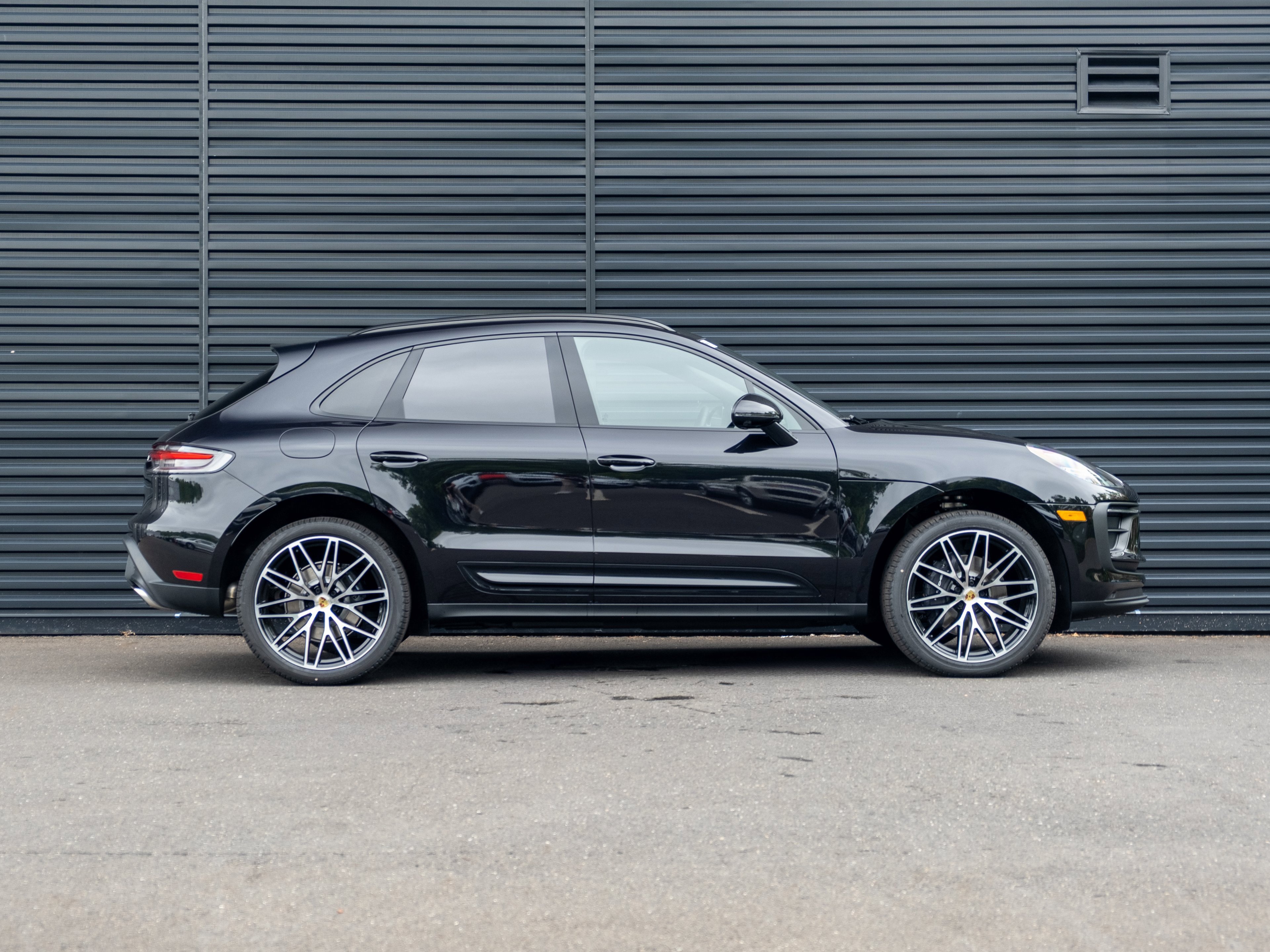 Certified 2025 Porsche Macan image 9