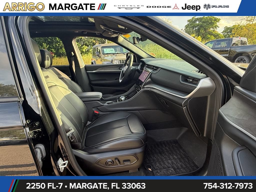 Used 2025 Jeep Grand Cherokee Limited w/ Luxury Tech Group II AWD/4WD image 17