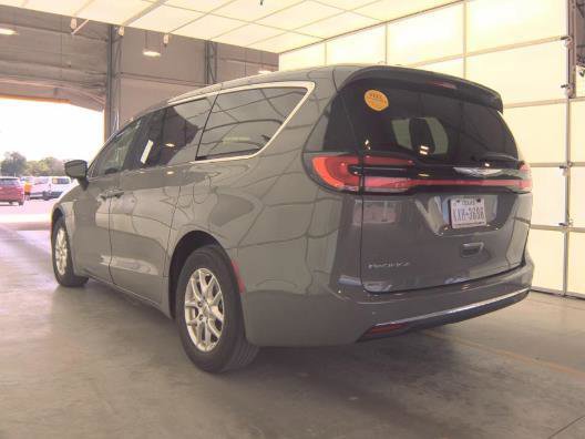 Used 2023 Chrysler Pacifica Touring-L FWD image 6
