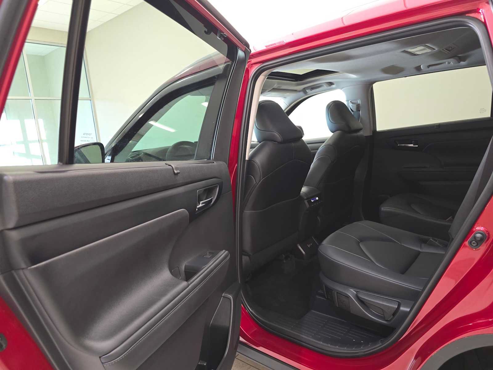 Certified 2024 Toyota Highlander XLE AWD/4WD image 24