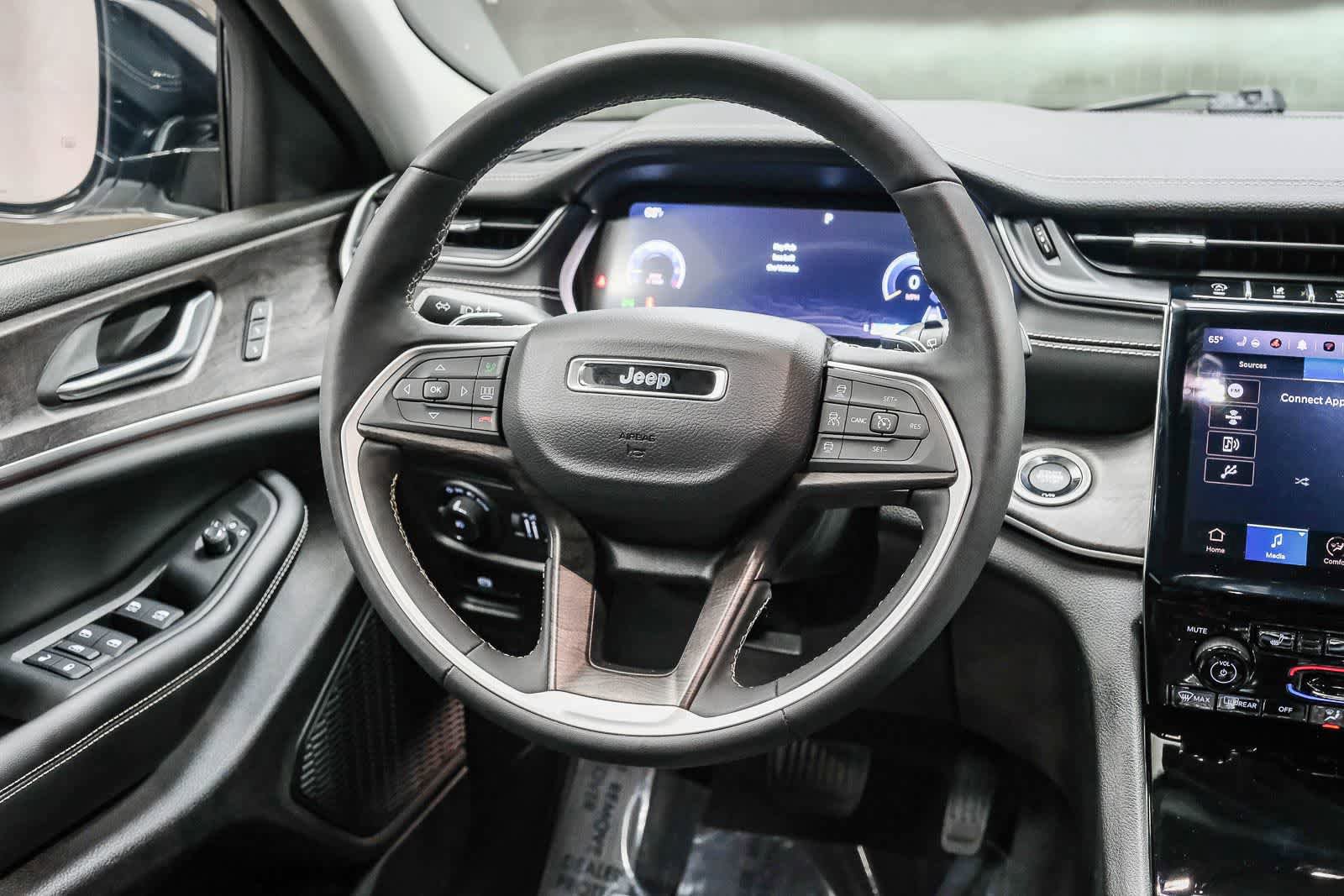 Used 2023 Jeep Grand Cherokee Limited w/ Black Appearance Package image 18