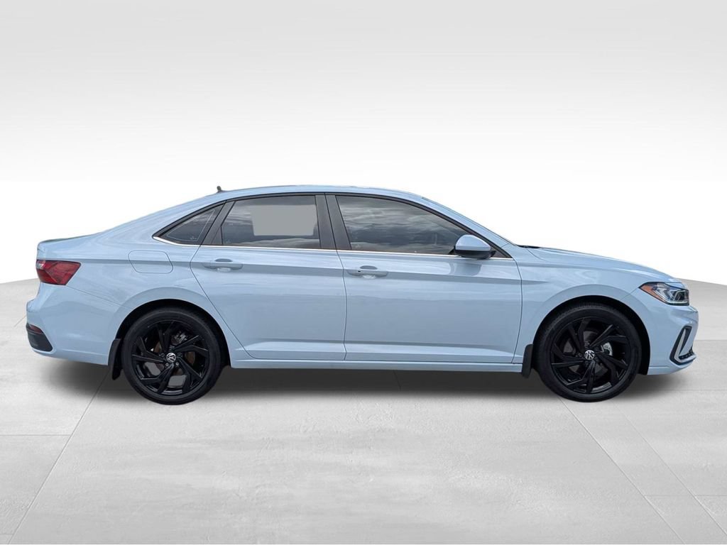 Used 2025 Volkswagen Jetta SE FWD image 3