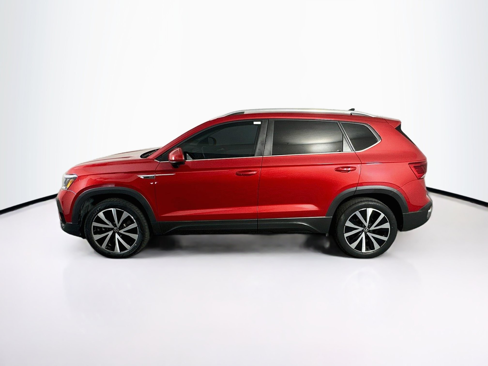 Used 2022 Volkswagen Taos SE w/ Panoramic Sunroof Package FWD image 4