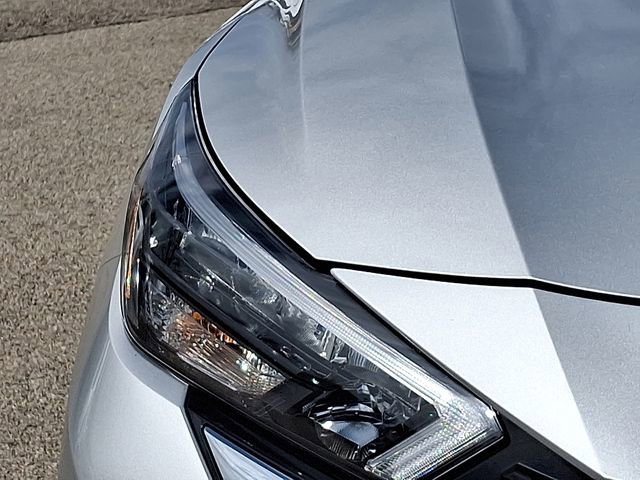 Used 2025 Nissan Versa SV image 9