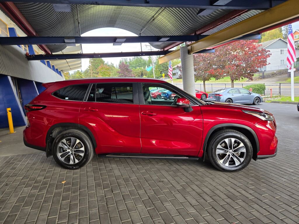 Used 2024 Toyota Highlander XLE image 4