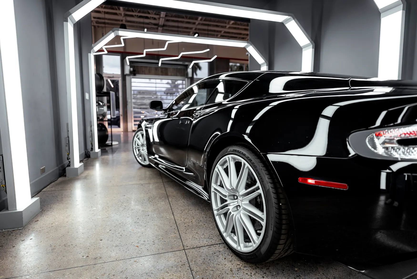 Used 2009 Aston Martin DBS Coupe RWD image 11