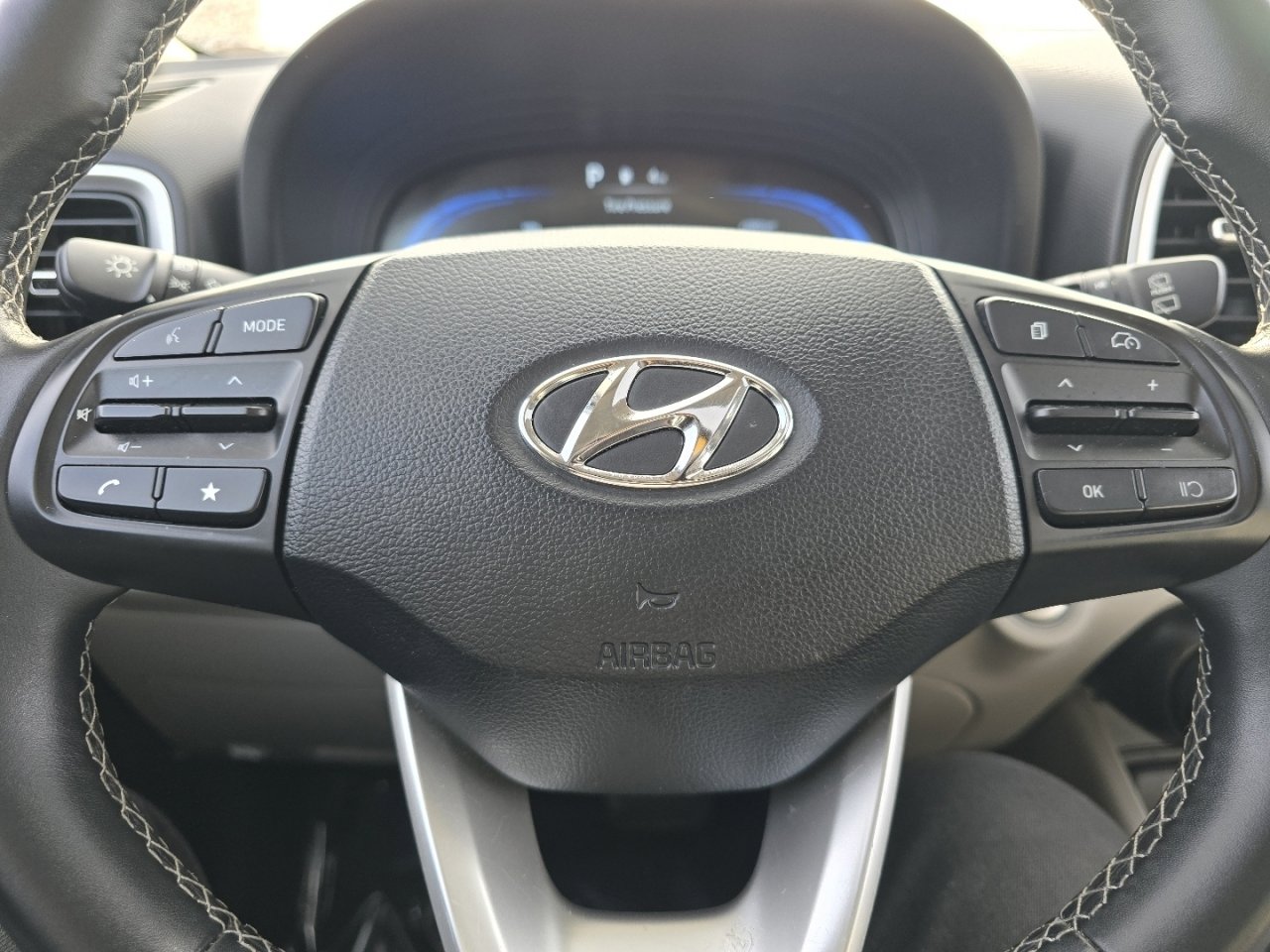 Used 2025 Hyundai Venue SEL image 24