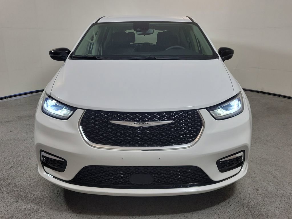 Used 2024 Chrysler Pacifica Select image 2